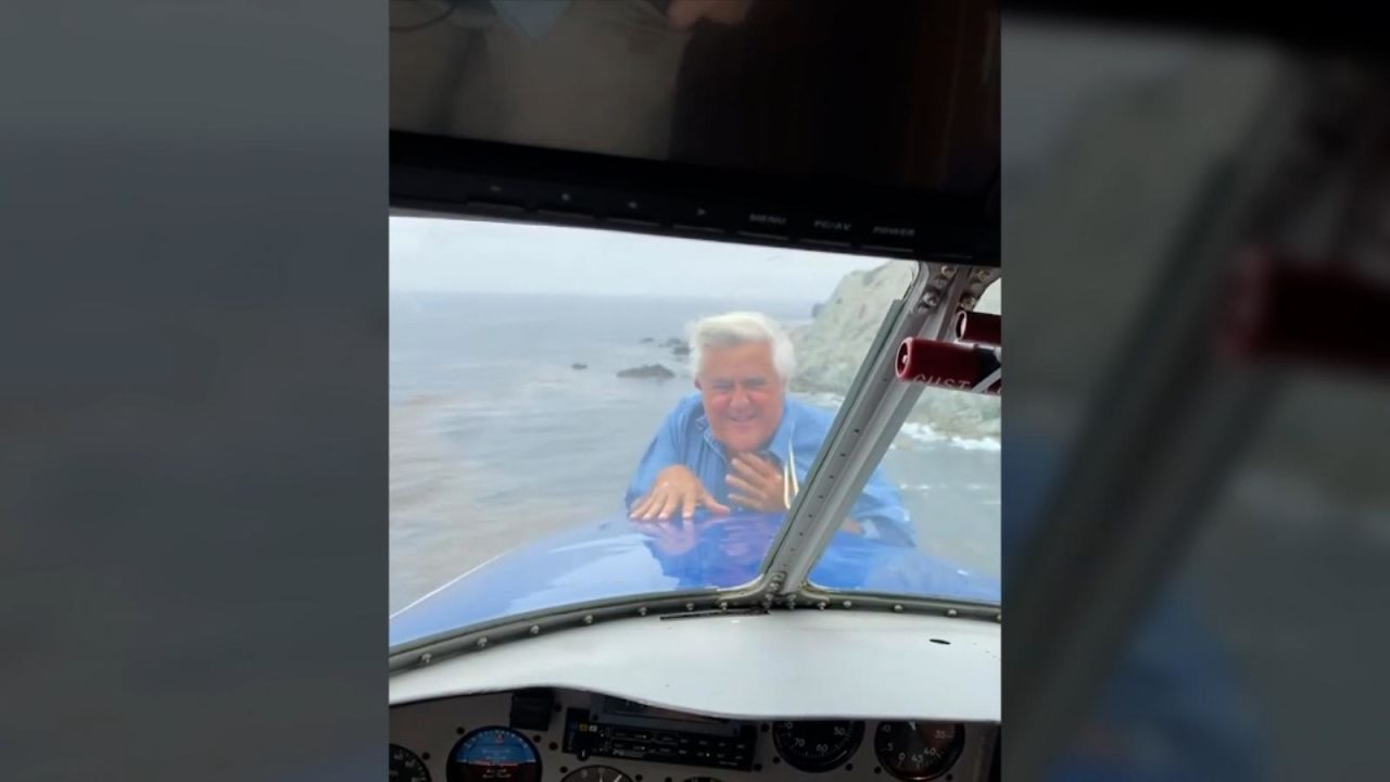 CNNE 1049494 - jay leno saca la cabeza por nariz de avion en pleno vuelo