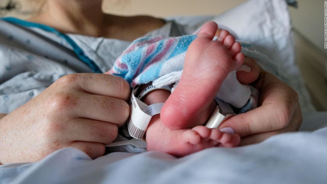 Una mujer y su bebé recién nacido en un hospital de Los Ángeles, California, el 28 de abril de 2020.