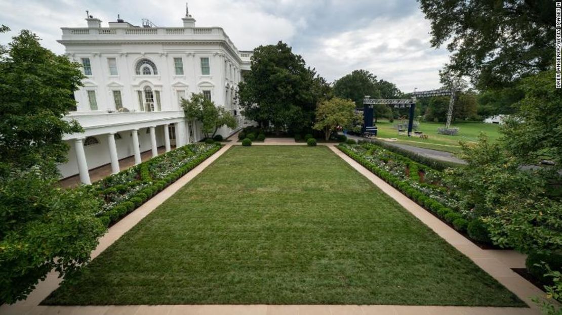 Una vista del jardín de rosas en la posrenovación de la Casa Blanca el 22 de agosto de 2020 en Washington, DC.