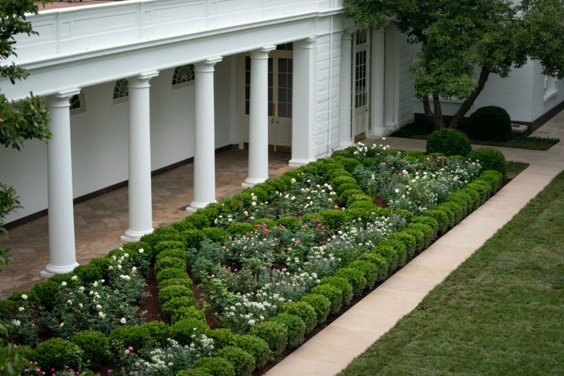 Una vista aérea del recientemente renovado Rose Garden en la Casa Blanca el 22 de agosto de 2020 en Washington.