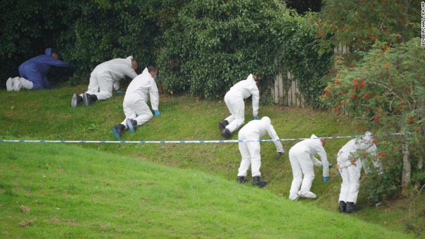 Los oficiales forenses registran el área de Keyham en Plymouth, Inglaterra, el viernes, un día después de que un hombre armado mató a tiros a cinco personas antes de suicidarse.