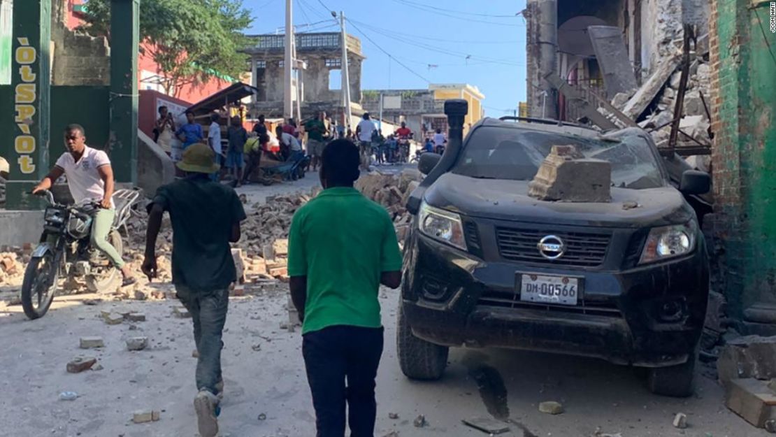 Edificios y automóviles resultaron dañados en Les Cayes, Haití.