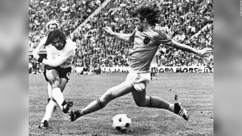 El delantero alemán Gerd Müller, quien en esta imagen jugaba la final de la Copa del Mundo de 1974 contra Países Bajos, murió el 15 de agosto a los 75 años.