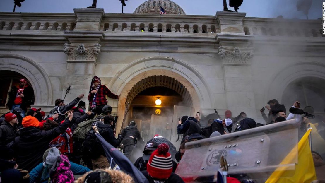 Los partidarios de Trump se enfrentan a la policía y a las fuerzas de seguridad mientras intentan irrumpir en el Capitolio de EE.UU. el 6 de enero de 2021 en Washington.