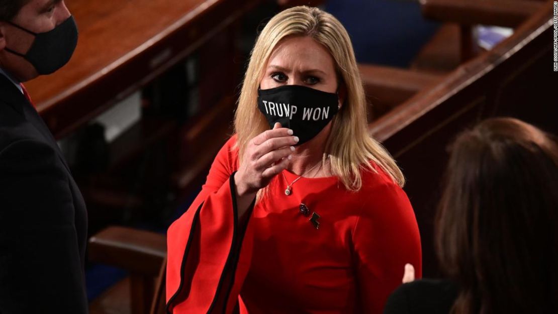 La representante estadounidense Marjorie Taylor Greene lleva una máscara facial "Trump Won" mientras llega al pleno de la Cámara para jurar su cargo como miembro recién electo de la 117ª Cámara de Representantes en Washington el 3 de enero de 2021.