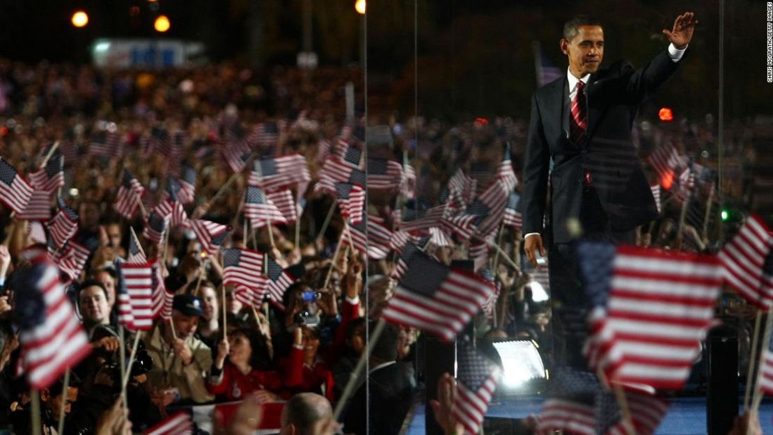 El entonces presidente electo Barack Obama saluda durante la reunión de la noche electoral del 4 de noviembre de 2008 en Chicago.