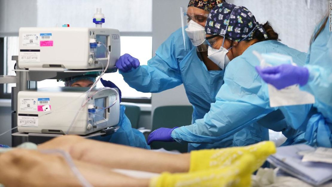 Los médicos trabajan en la intubación de un paciente con covid-19 en la Unidad de Cuidados Intensivos (UCI) del Lake Charles Memorial Hospital el 10 de agosto de 2021 en Lake Charles, Louisiana.