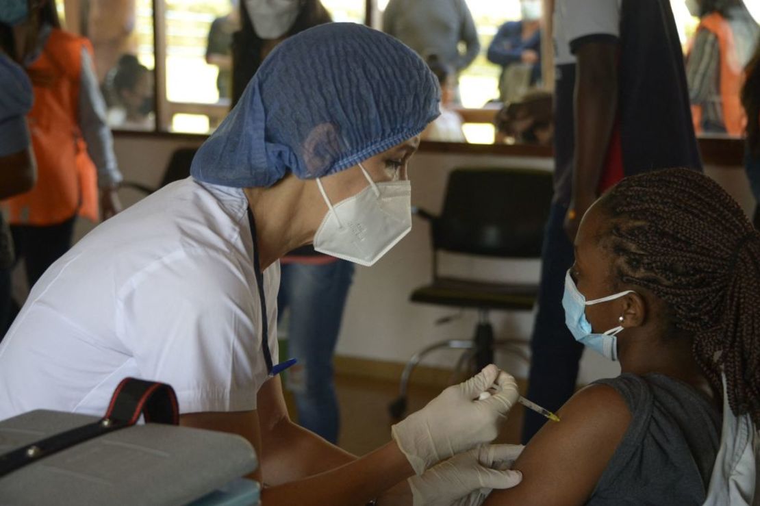 Una adolescente recibe una dosis de la vacuna Pfizer/BioNTech en la Fundación Cecilia Rivadeneira en Quito, el 21 de julio de 2021. El Ministerio de Salud de Ecuador está vacunando adolescentes entre los 12 y los 17 años con comorbilidades y mujeres embarazadas.