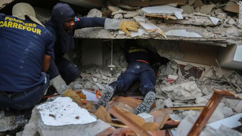 Bomberos buscan sobrevivientes en un edificio que colapsó.