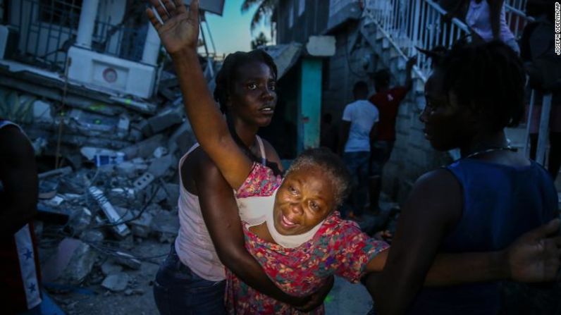 Oxilene Morency llora luego de que el cuerpo de su hija de 7 años, Esther Daniel, fuera recuperado de los escombros de su casa que fue destruida por el terremoto en Les Cayes, Haití, el 14 de agosto.