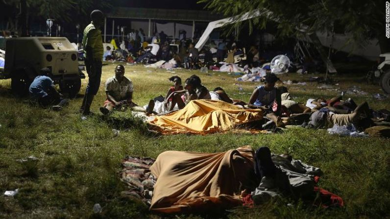 Personas desplazadas de sus casas pasan la noche a las afueras de un hospital en Les Cayes, Haití, el 14 de agosto.
