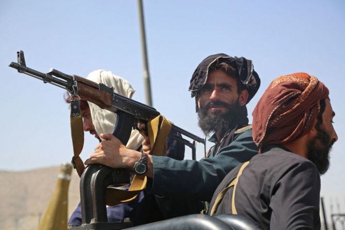 Talibanes de guardia en un vehículo en una calle de Kabul.