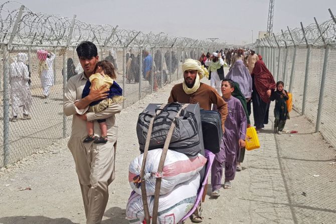 Ciudadanos afganos regresan al país tras intentar cruzar por la frontera con Pakistán, luego del avance de los talibanes.