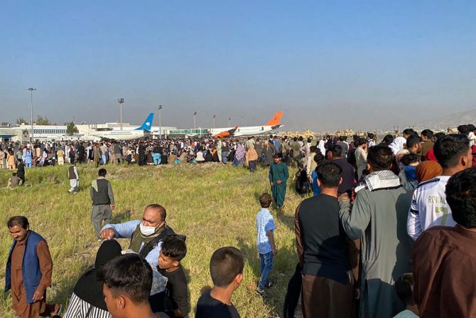 Una multitud de ciudadanos afganos esperan en el aeropuerto para huir del país.