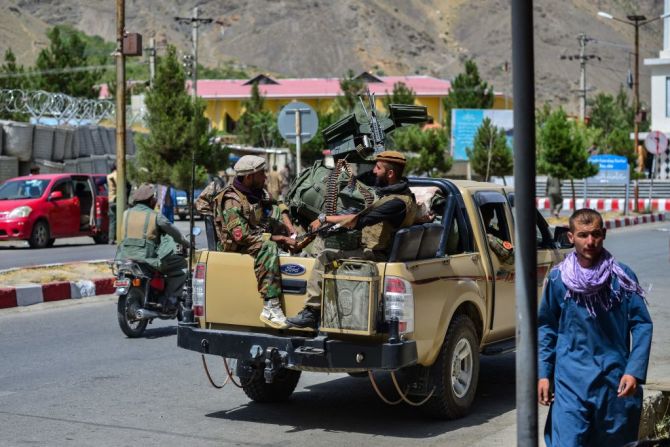 Soldados de las fuerzas de seguridad afganas viajan en un vehículo armado en la provincia de Panjshir.