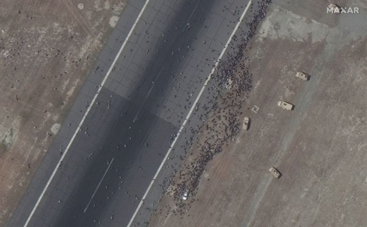 Nuevas imágenes de satélite de Maxar mostraron a una multitud de personas en la pista del Aeropuerto Internacional de Kabul este lunes.