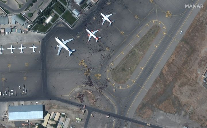 Nuevas imágenes de satélite de Maxar mostraron a una multitud de personas en la pista del Aeropuerto Internacional de Kabul este lunes.