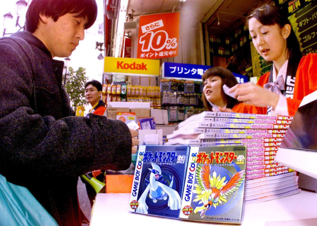 Un cliente compra juegos de "Pokémon" recién salidos al mercado en 1999 en Tokio.