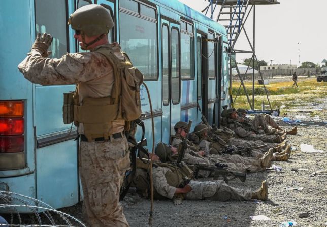 Soldados estadounidenses descansan luego de los incidentes en el aeropuerto de Kabul.