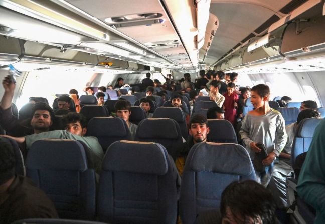 Pasajeros afganos esperan dentro de un avión para poder salir de Kabul.