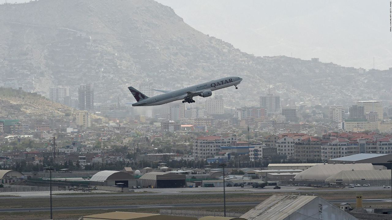 CNNE 1050335 - aerolineas desvian sus vuelos del espacio aereo de afganistan