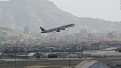 CNNE 1050335 - aerolineas desvian sus vuelos del espacio aereo de afganistan