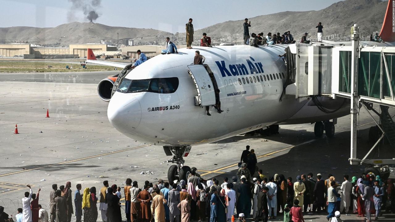 CNNE 1050376 - afganistan- aparente caida de personas desde aviones