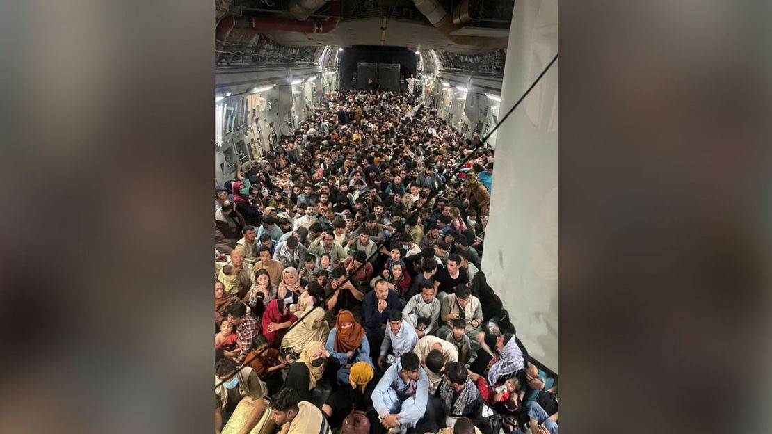 Evacuados se agolpan en el interior de un avión de transporte C-17 Globemaster III de la Fuerza Aérea de Estados Unidos, que transportaba a unos 640 afganos a Qatar desde Kabul, Afganistán, el 15 de agosto.