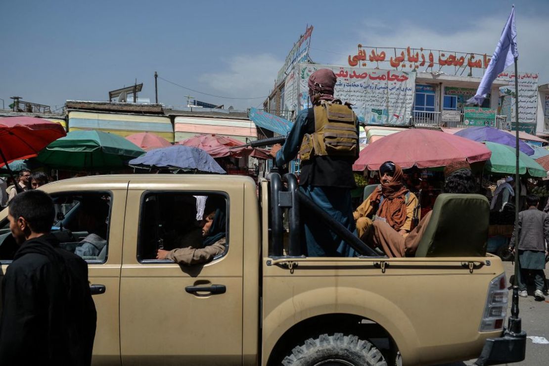 Talibanes patrullan las calles de Kabul.