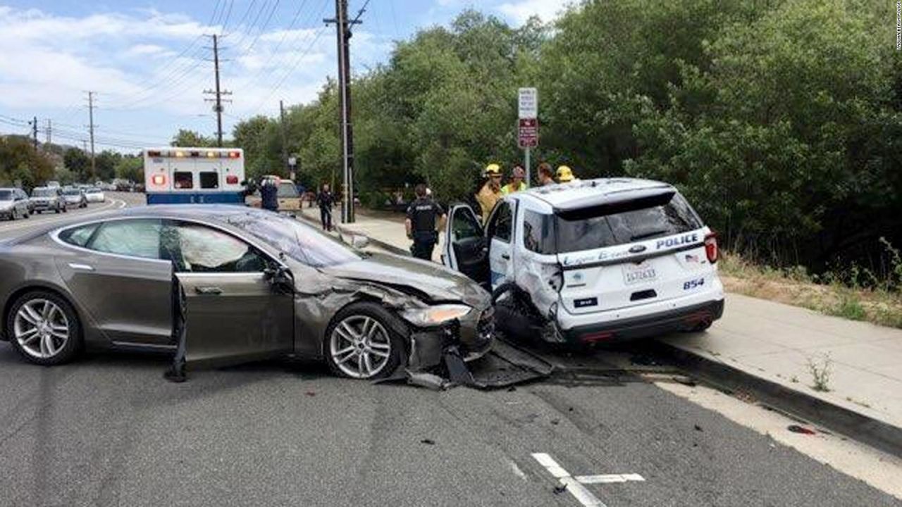 CNNE 1050853 - investigan autos de tesla por fallas del piloto automatico