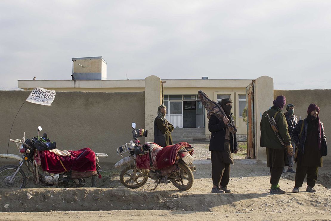 Combatientes talibanes frente al dispensario médico de Pashma Qala, en la provincia de Balkh, gestionado por el grupo extremista desde hace más de dos años.