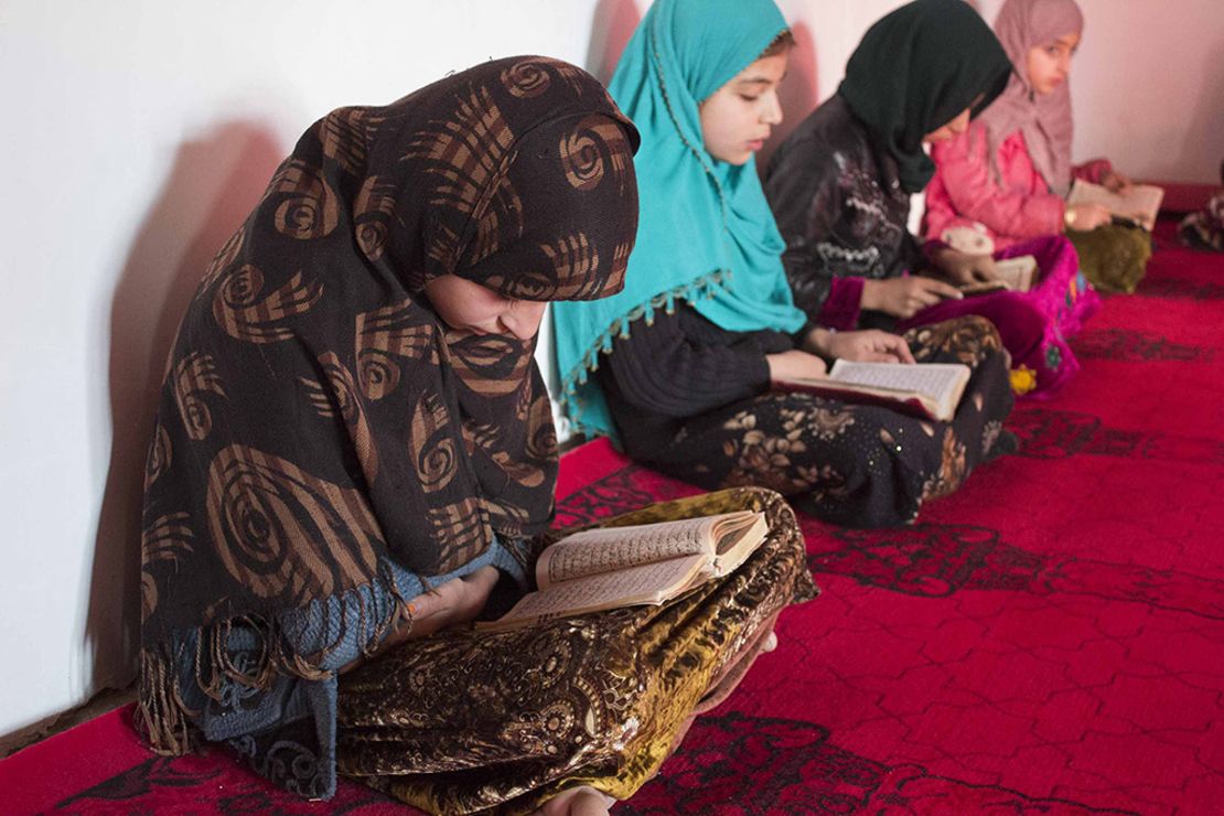 Las niñas estudian en la madrasa local.