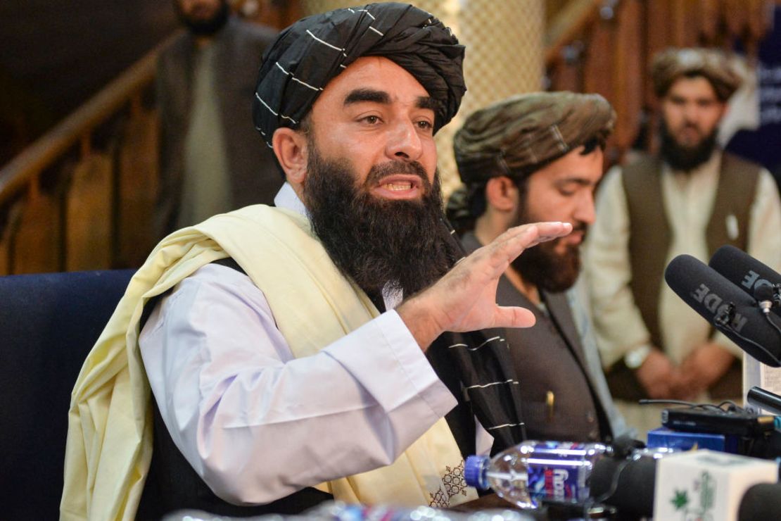 El portavoz de los talibanes, Zabihullah Mujahid, durante la conferencia de prensa del 17 de agosto de 2021 en Kabul, Afganistán.