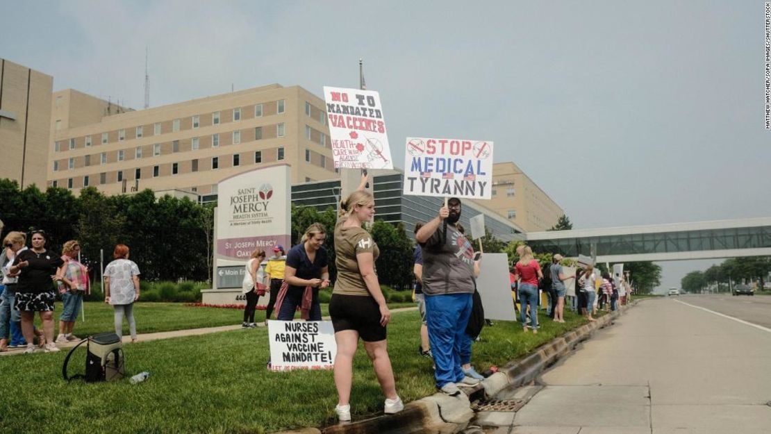 Manifestantes reunidos frente al Hospital St. Joseph Mercy Oakland en Pontiac, Michigan, el 24 de julio. Los trabajadores de la salud y otras personas se reunieron en varios hospitales de Michigan para protestar contra la reciente exigencia de los sistemas Trinity Health y Henry Ford Health de que las enfermeras y otros trabajadores de la salud reciban la vacuna contra el covid-19.