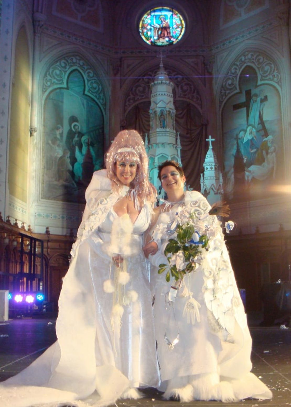 La boda blanca con la nieve se celebró en Ottawa, Canadá.