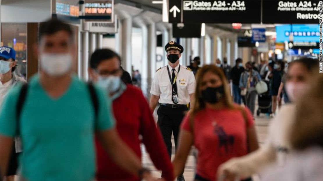 Personas con máscaras protectoras caminan por el Aeropuerto Internacional Hartsfield-Jackson de Atlanta.