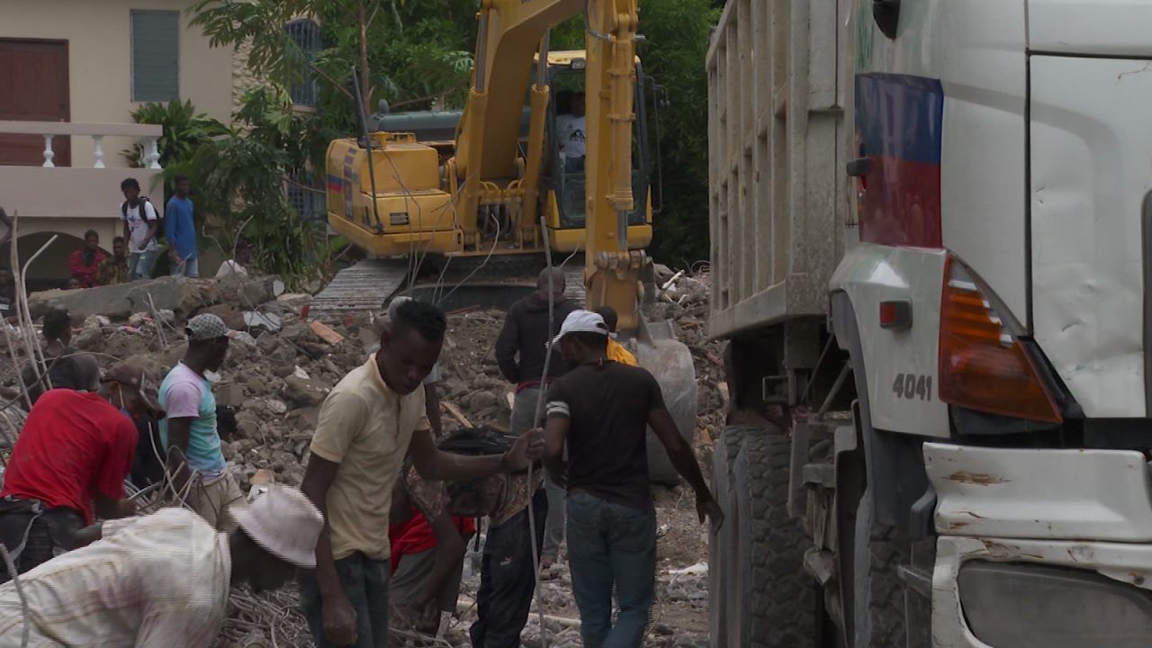 CNNE 1051322 - haitianos limpian escombros con sus medios tras sismo