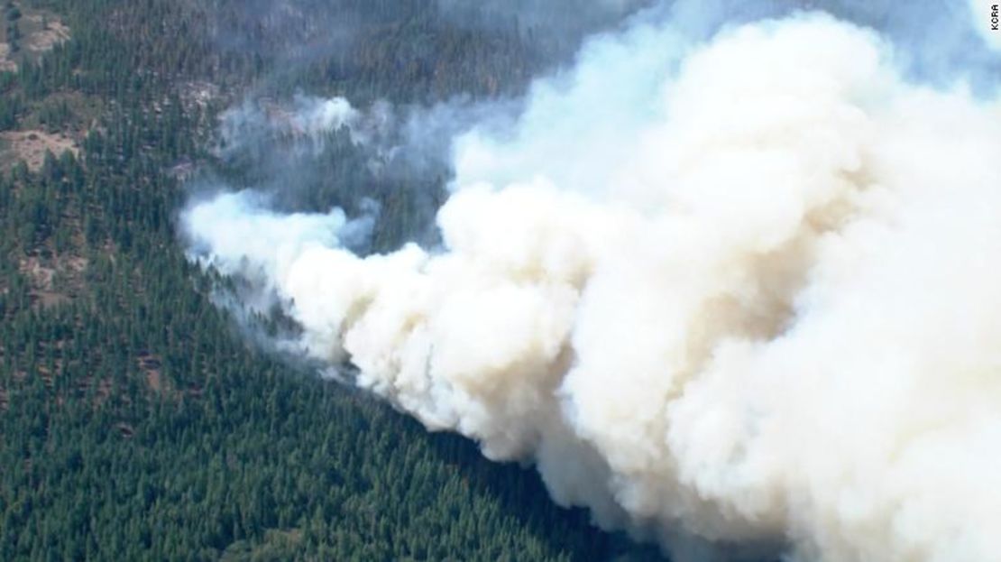 El humo del incendio de Caldor se extiende.