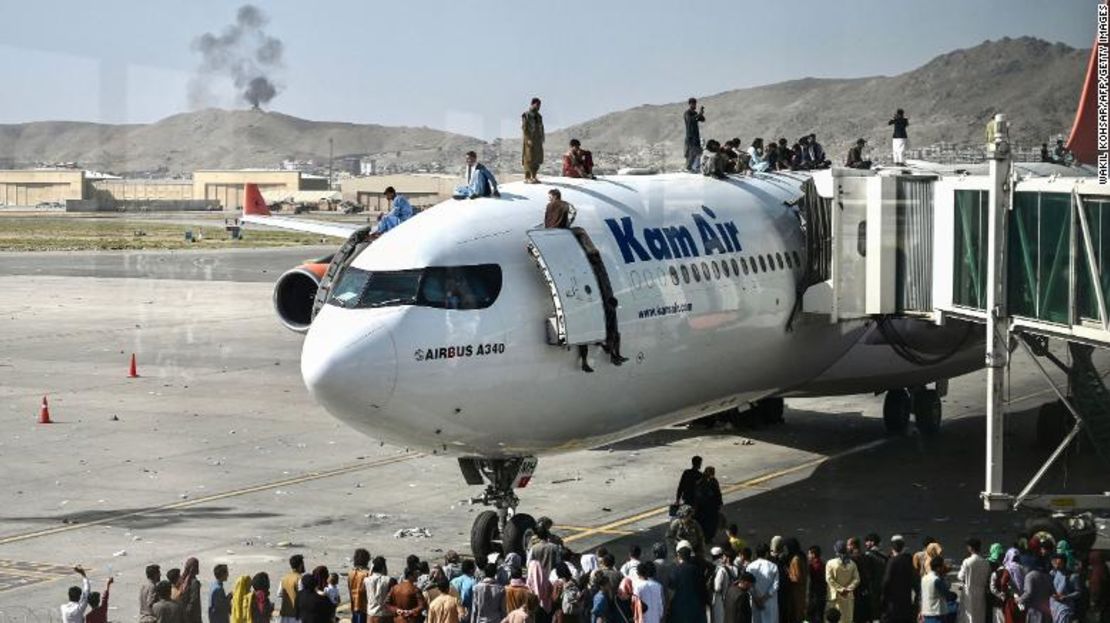 Afganos suben a un avión que intenta salir de Kabul el lunes. Estados Unidos ha sido objeto de escrutinio por su apresurada y caótica retirada.