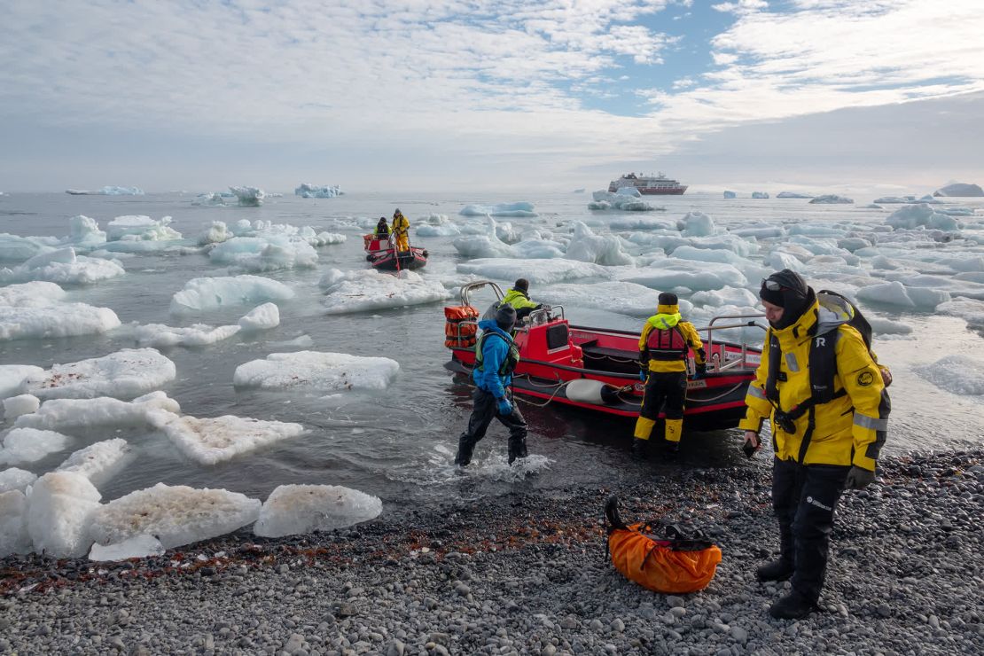 Los fragmentos de hielo, llamados fragmentos de témpanos, dificultan los desplazamientos por la costa.