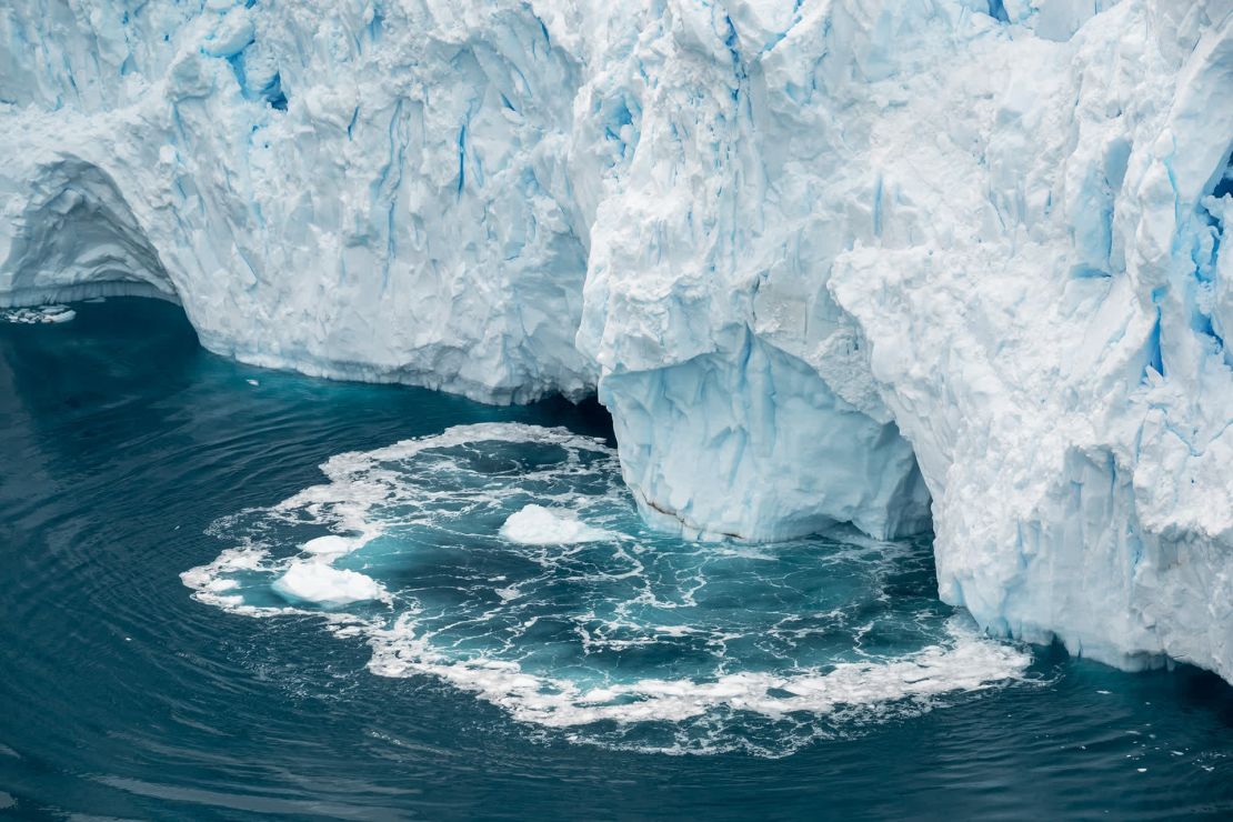 Un gran trozo de hielo se desprende de la parte inferior de un glaciar en el puerto de Neko. Seaman dijo que el desprendimiento de los glaciares puede ser peligroso, especialmente cuando ocurre bajo el agua y no es fácil de ver.