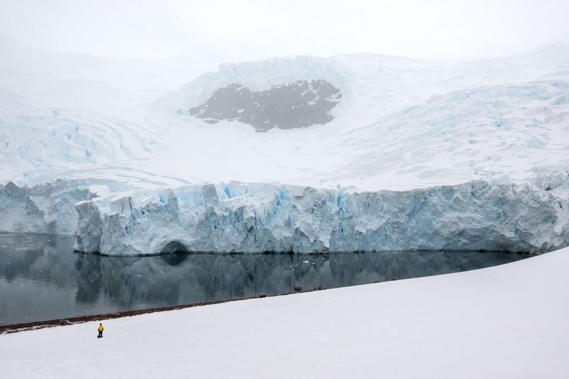 Un guía de expedición vigila que un tsunami provocado por el desprendimiento de un glaciar no pase desapercibido.