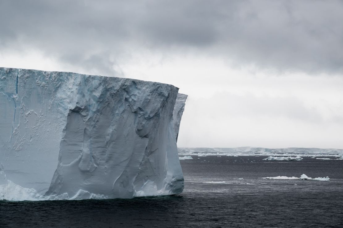 Un iceberg tabular se ve en el estrecho antártico. Estos icebergs tabulares pueden superar los 30 metros de altura sobre la superficie del agua. Pueden viajar con las corrientes del mar durante años antes de fundirse por completo.