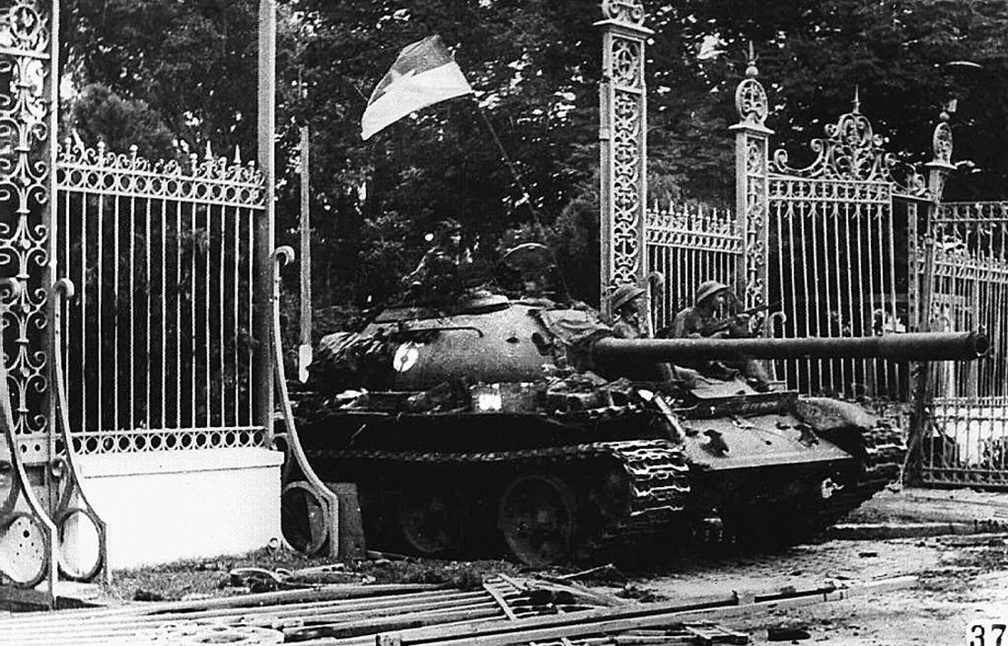 Un tanque de Vietnam del Norte atraviesa una de las puertas de entrada al palacio presidencial de Vietnam del sur, el 30 de abril de 1975.