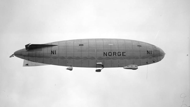 Un viaje histórico: No será la primera aeronave que visite la región. El explorador noruego Roald Amundsen llevó el Norge, de fabricación italiana, a una aventura en el Polo Norte en 1926. Créditos: Kirby/Topical Press Agency/Getty Images