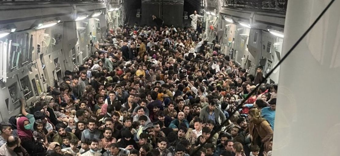 Evacuados se reúnen en el interior de un avión de transporte C-17 Globemaster III de la Fuerza Aérea de Estados Unidos en un vuelo a Qatar desde Kabul, Afganistán, el 15 de agosto de 2021. La Fuerza Aérea dijo el viernes que el avión transportó un récord de 823 personas.