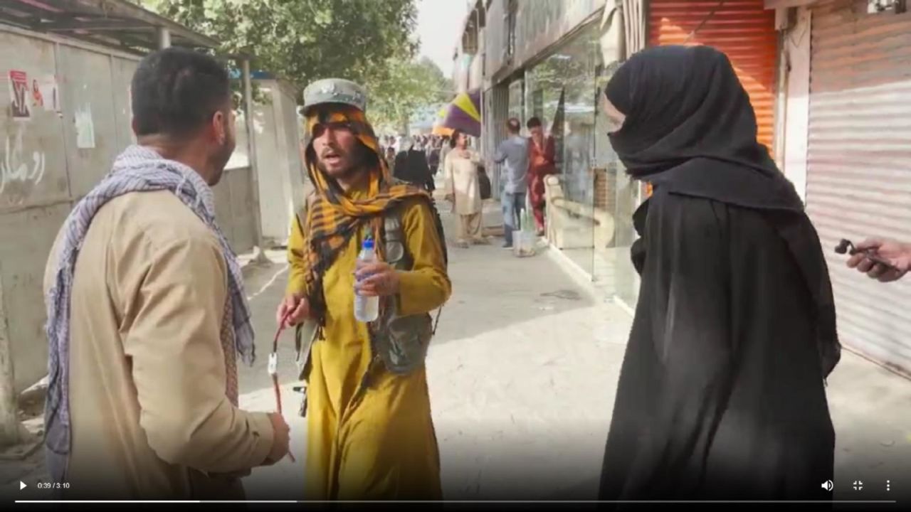 CNNE 1051932 - taliban obliga a reportera de cnn a cubrirse el rostro