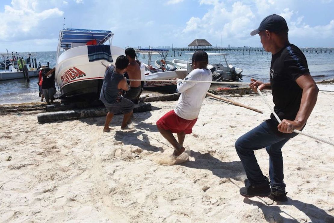 Pescadores y tour operadores sacan sus embarcaciones del mar en la playa de Puerto Juàrez, estado de Quintana Roo, México antes de la llegada de Huracane Grace a la costa de la Riviera Maya, el 18 de agosto de 2021.