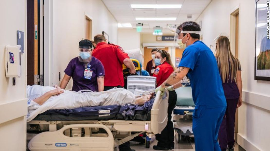 Las enfermeras de la sala de emergencias y los paramédicos atienden a los pacientes en los pasillos del Houston Methodist The Woodlands Hospital el 18 de agosto de 2021 en Houston, Texas. En todo Houston, los hospitales se han visto obligados a atender a cientos de pacientes en pasillos y corredores, ya que sus salas de urgencias están desbordadas debido al fuerte aumento de los casos de la variante delta.