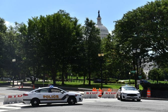 La Policía del Capitolio bloquea una calle durante la investigación por amenaza de bomba cerca de la Biblioteca del Congreso.